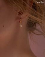 Load image into Gallery viewer, Bezel Drop 0.25CT Pear Shape CZ Diamond Huggie Hoop Earrings 18k gold plated Sterling Silver
